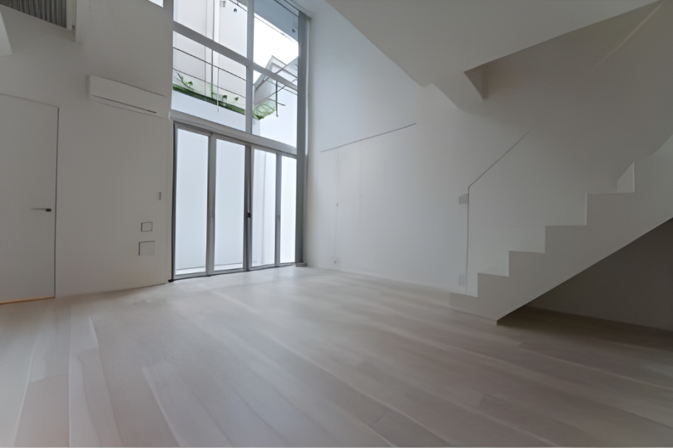 メゾネットの2LDKなのでとても天井が高く気持ちが良いですね
※写真は同タイプ住戸です。