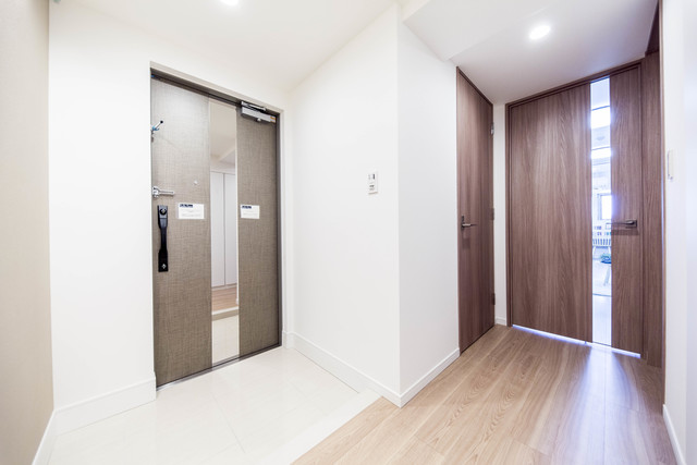 玄関と廊下の様子です。※写真は同タイプ住戸です。