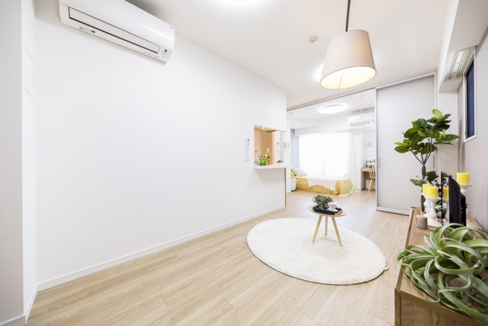 リビングを超えて５．５帖の部屋が見えます。※写真は同タイプ住戸です。