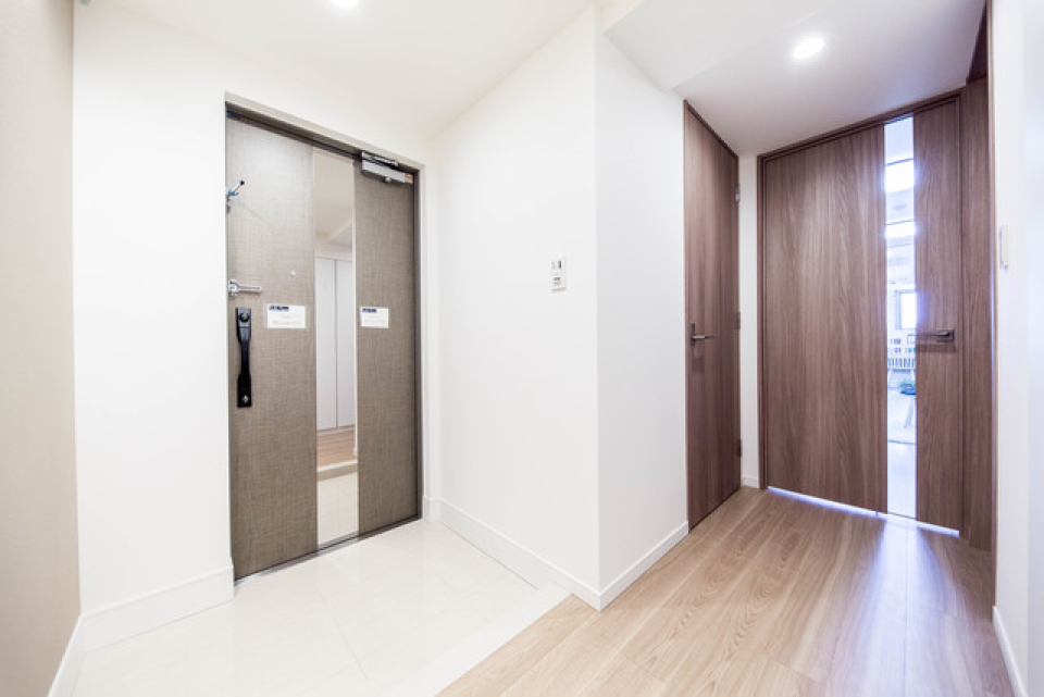玄関と廊下の様子です。※写真は同タイプ住戸です。