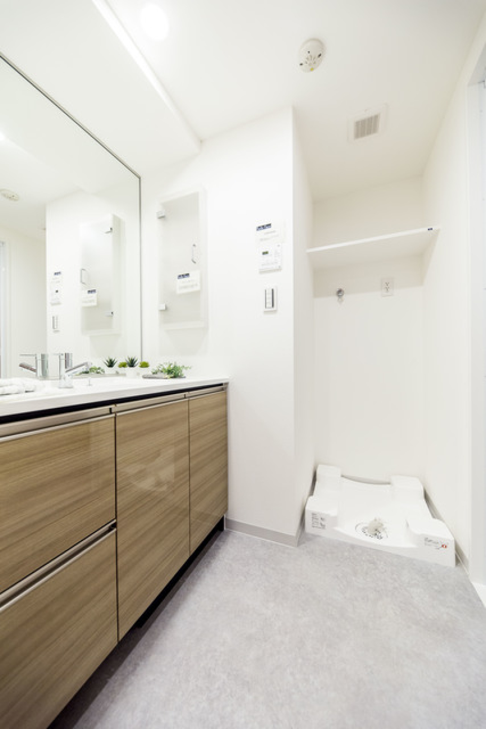 木目のパネルが導入された洗面台。※写真は同タイプ住戸です。