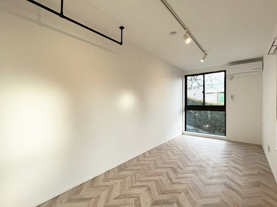 高さがあるので、猫様のために突っ張りタイプのキャットタワーを用意してはどうですか？