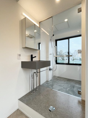 ベッドルームの奥に水回りがあります