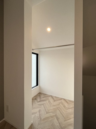 クローゼットは半個室のようになっています