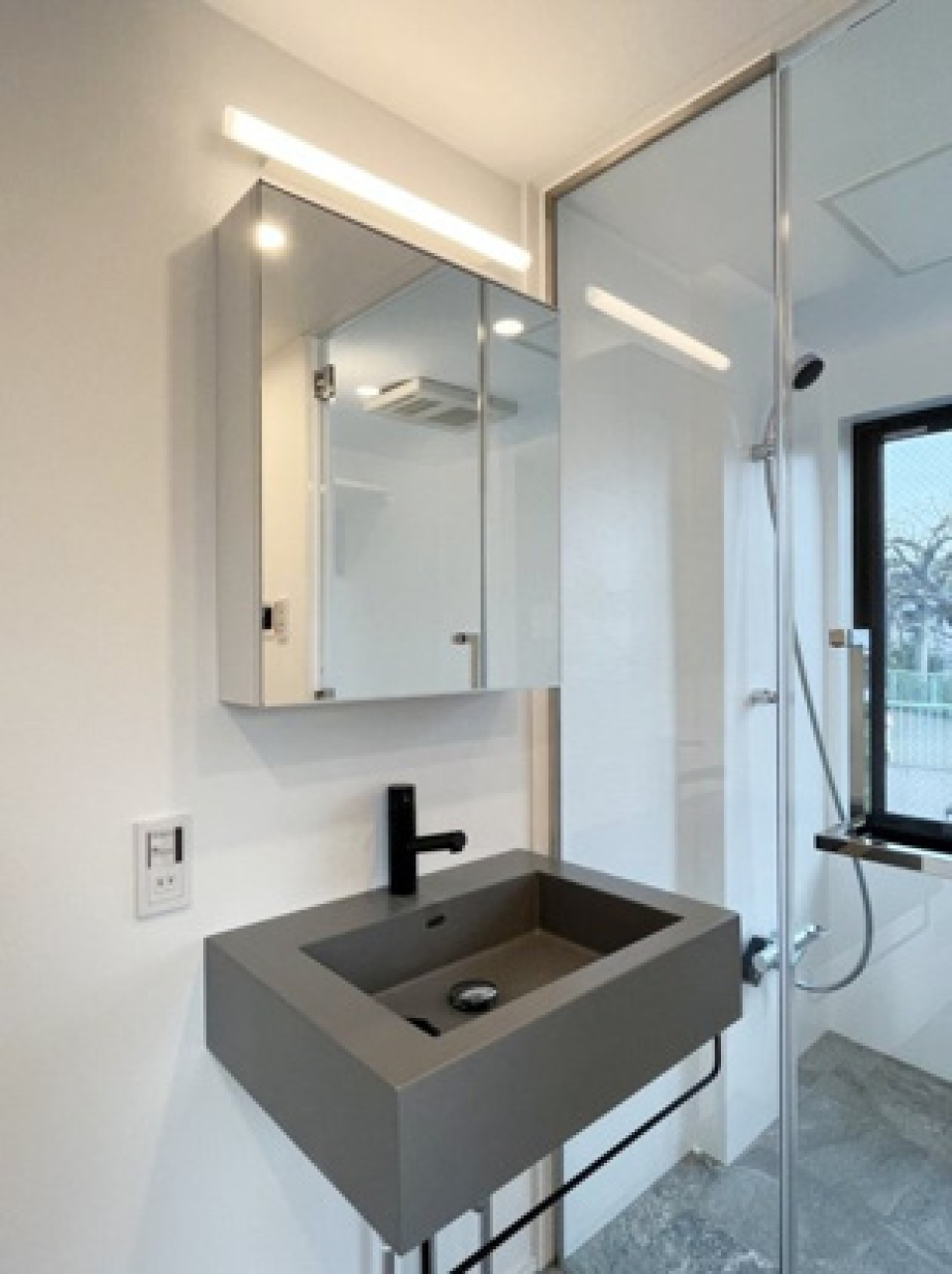 個性的でメイクをする気分の高まりそうな洗面化粧台です