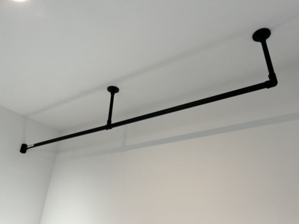 お洗濯物を干したり、上着の一時置き場に便利なハンガーパイプ