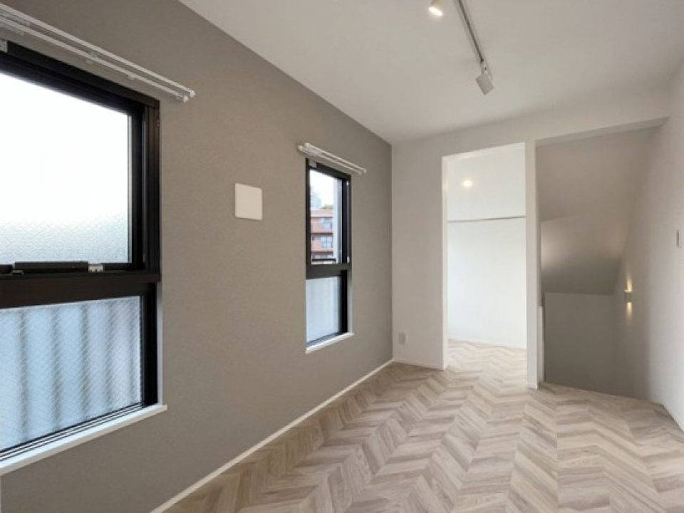 ベージュのアクセントクロスで落ち着いた雰囲気です