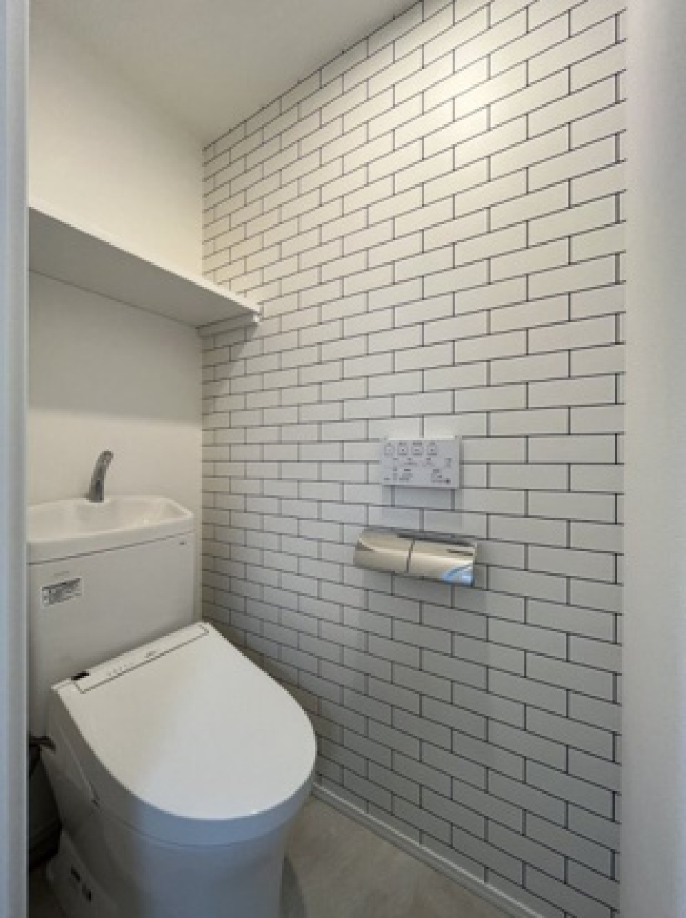 サブウェイタイル風のお洒落なトイレ