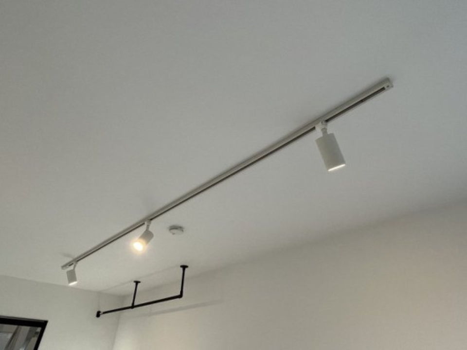 ライティングレールにはお好みの位置にお好みの照明を