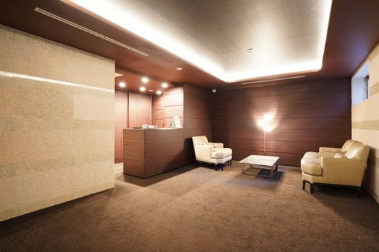 ホテルさながらのエントランスです