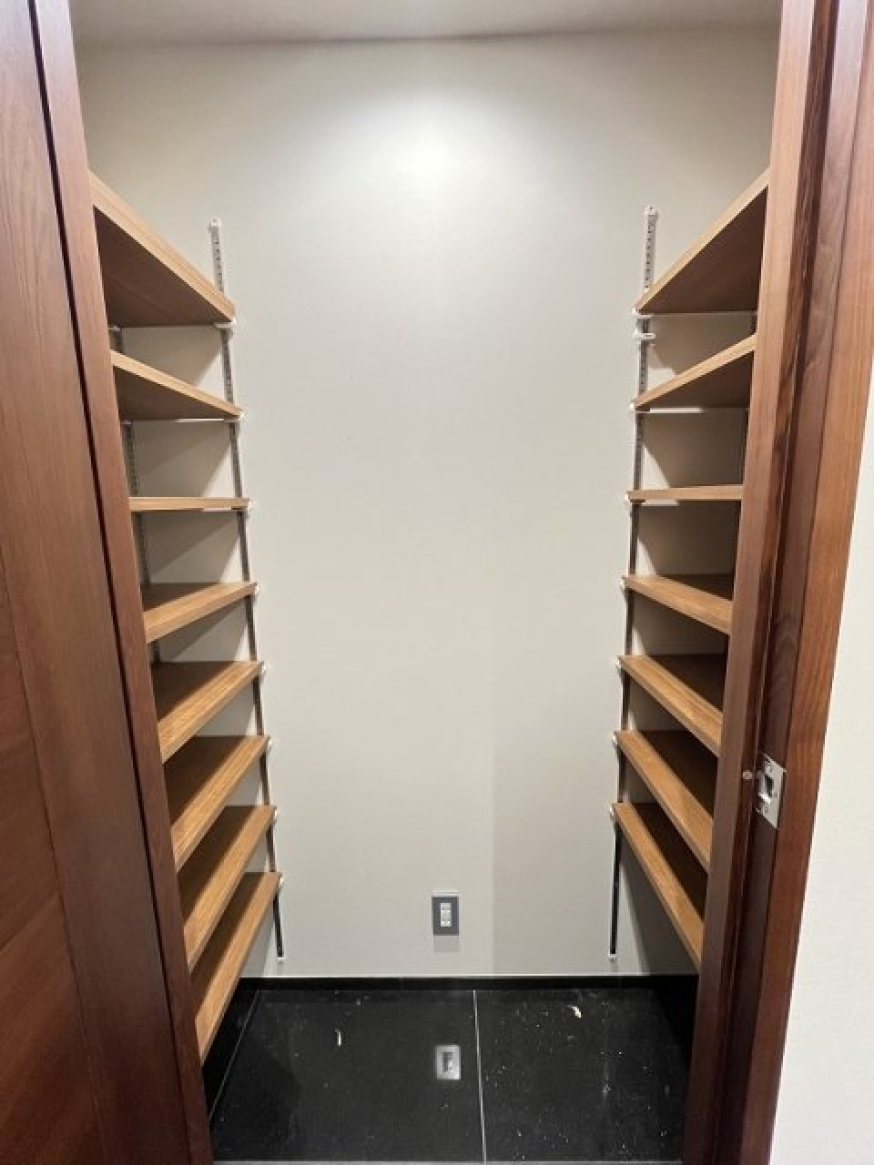 映画の世界の様なシューズインクローゼット！