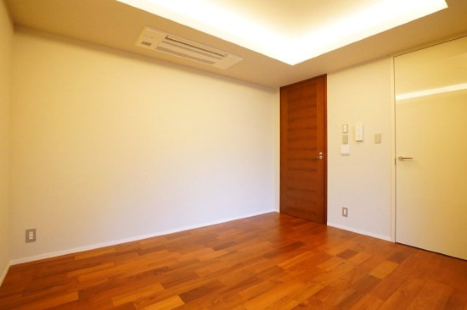 ベッドルームは8.1帖あります