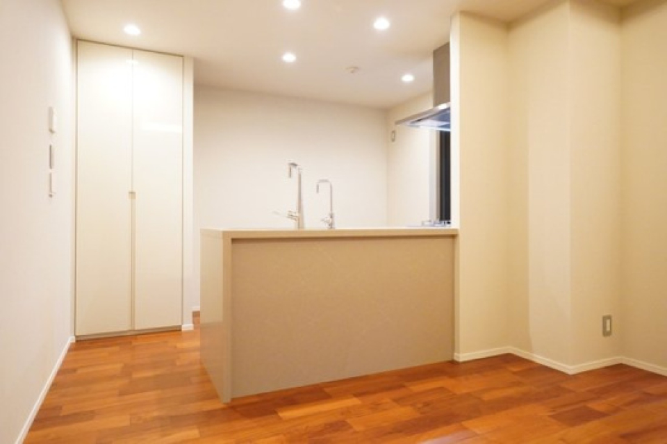 空間に馴染むニュアンスカラーの対面キッチン