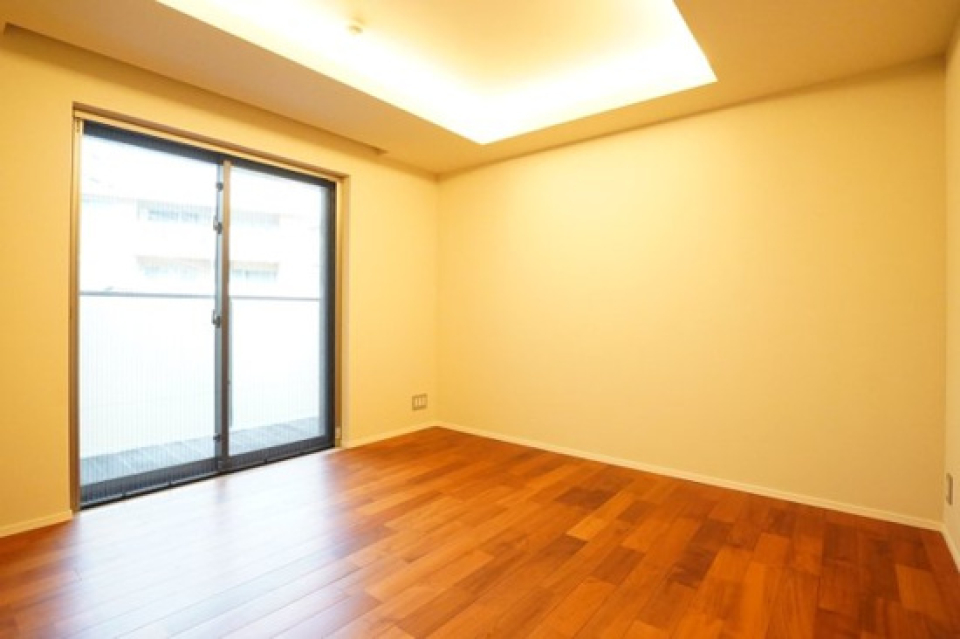 こちらの天井もスタイリッシュな間接照明