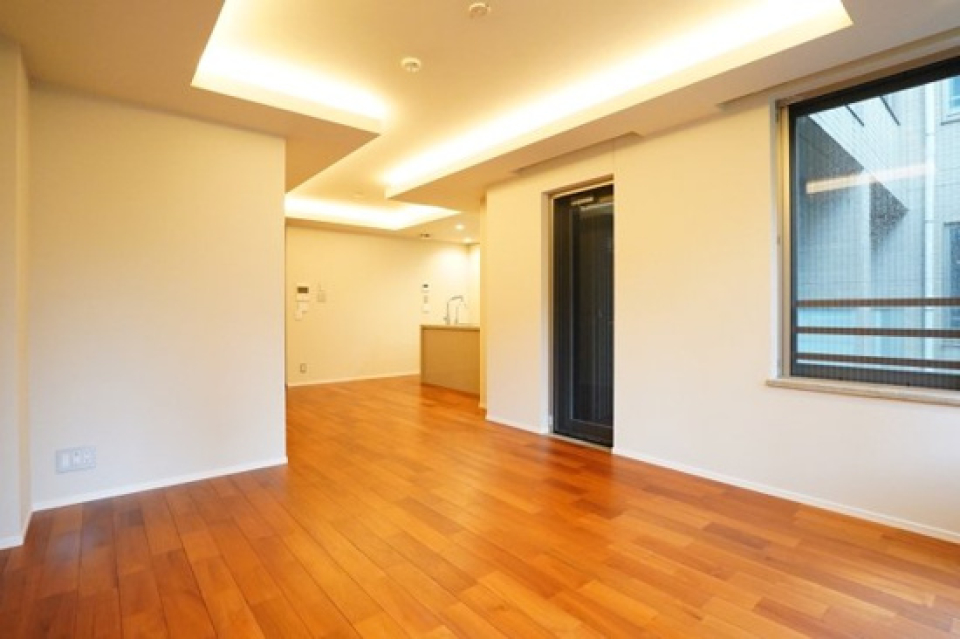 ぐるりと囲い、室内を柔らかく照らす間接照明が特徴的です