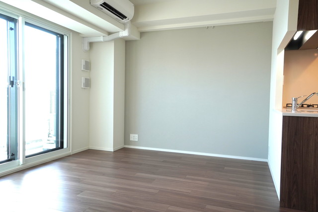 リビングは10.8帖と広々です。※写真は同タイプ住戸です。