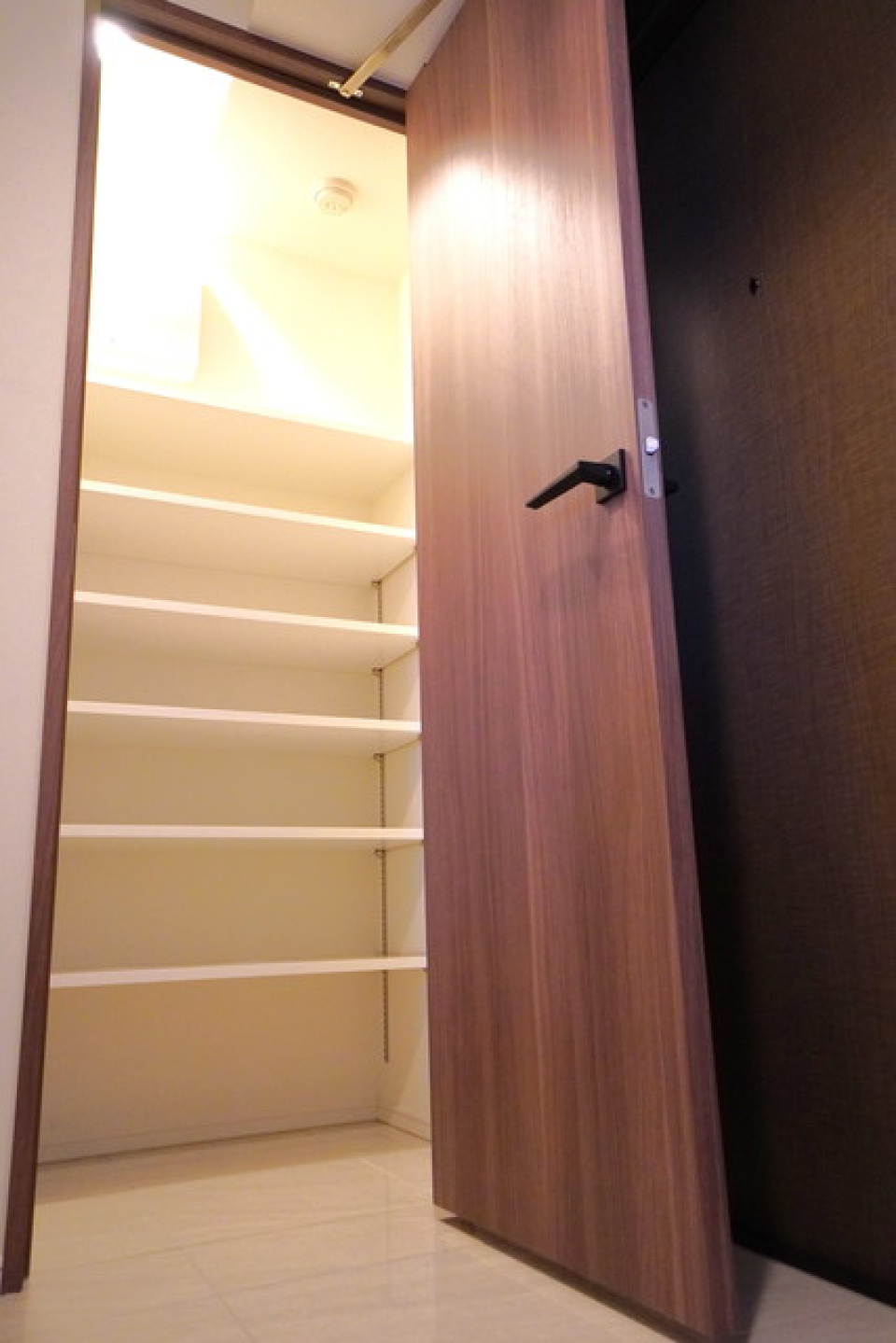 こんなところにも収納が！※写真は同タイプ住戸です。