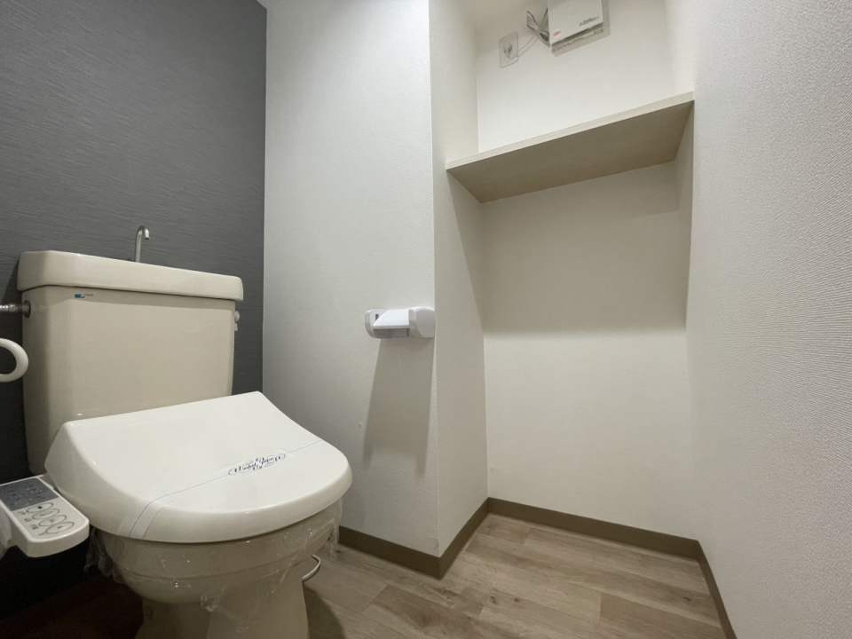 トイレは嬉しい棚付き