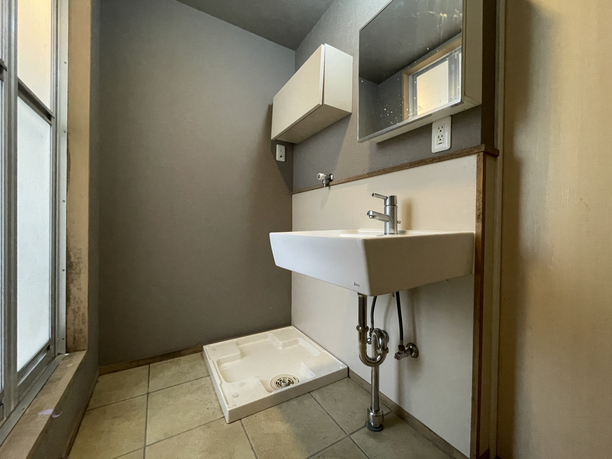 洗面台がちょっとおしゃれ♩壁付けの収納棚もあります