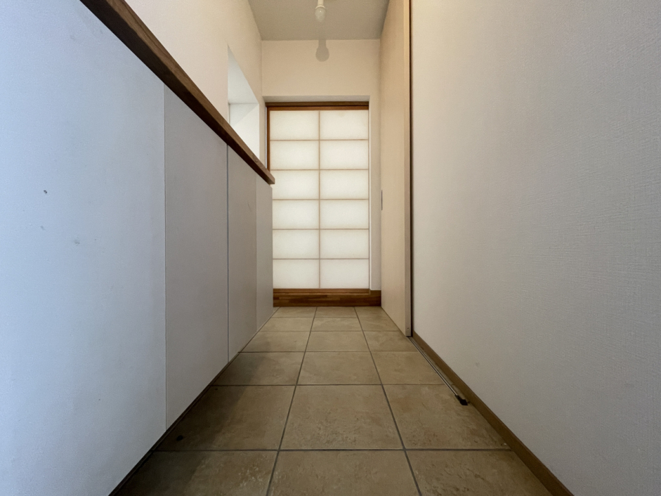 玄関からリビングまで土間でつながっています