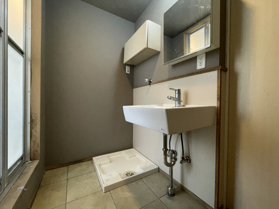 洗面台がちょっとおしゃれ♩壁付けの収納棚もあります