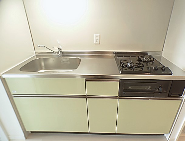 キッチンは二口コンロが付いています。
