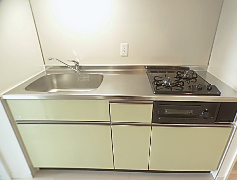 キッチンは二口コンロが付いています。