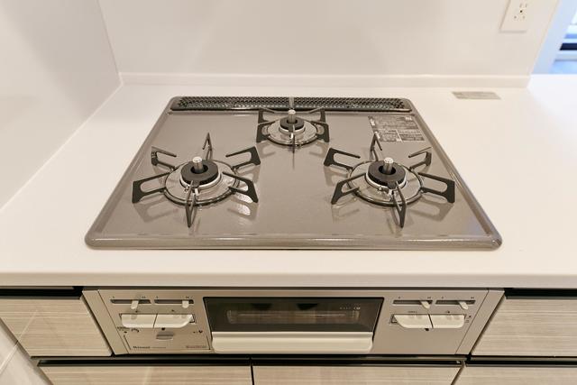 システムキッチンのコンロの色味も素敵！
※写真は同タイプ住戸です。