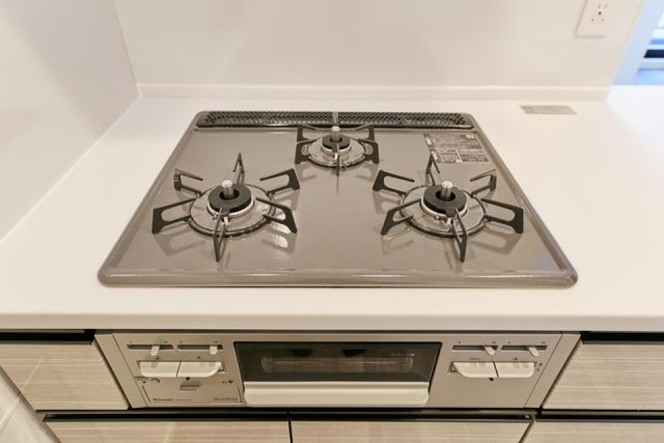 システムキッチンのコンロの色味も素敵！
※写真は同タイプ住戸です。