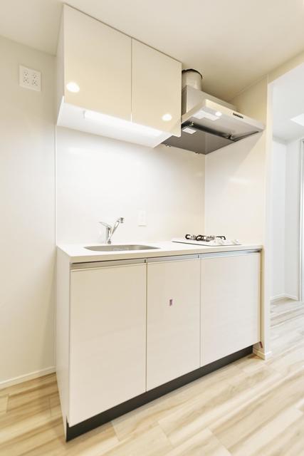 キッチンも白く、すっきりとして見えます！
※写真は同タイプ住戸です。