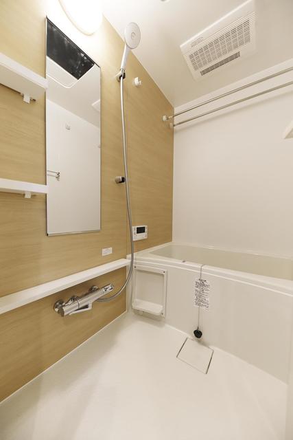 ウッド調のバスルーム！
※写真は同タイプ住戸です。