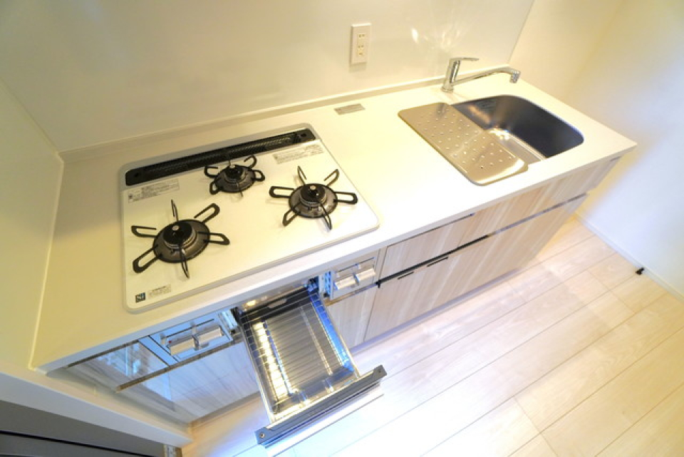 グリル付きの3口コンロ。※写真は同タイプ住戸です。