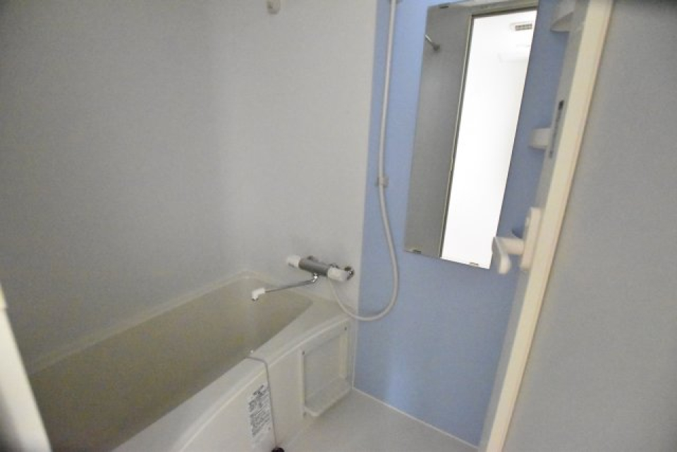 ライトブルーのウォールが可愛い浴室。