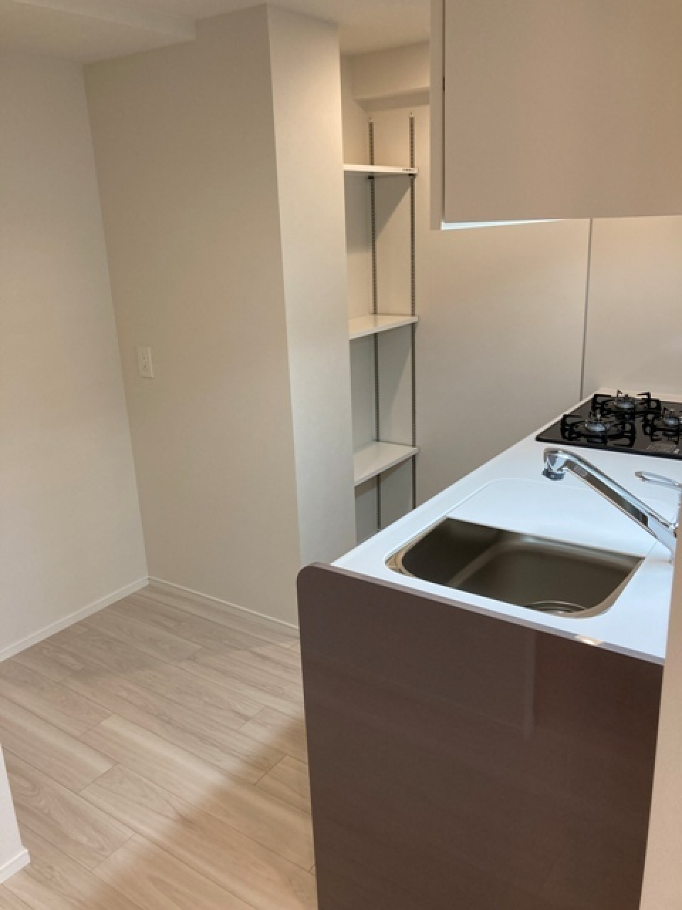 キッチンに収納棚があるので、快適に過ごせそうですね！
※写真は同タイプ住戸です。