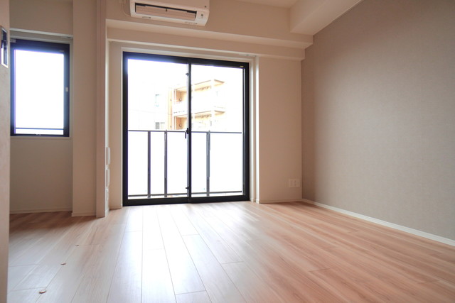 引き戸を広げると広々とした空間が広がります。※写真は同タイプ住戸です。