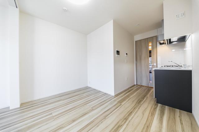 ５．９帖のリビングと４．４帖のベッドルームがあり〼。※写真は同タイプ住戸です。