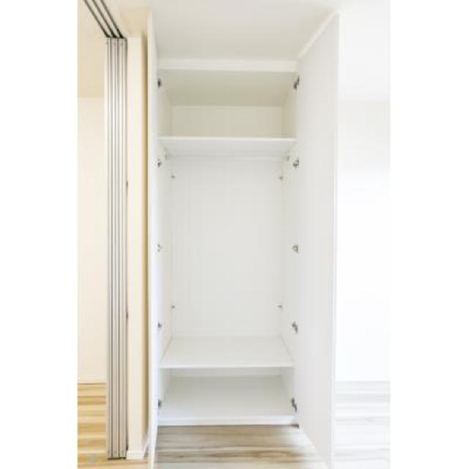 収納を開けた時の様子。※写真は同タイプ住戸です。