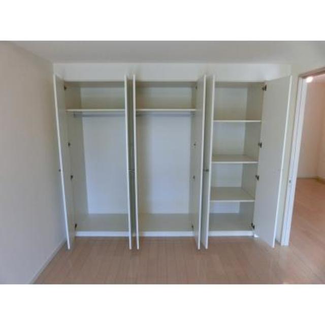 収納を開けた時の様子です。※写真は同タイプ住戸です。