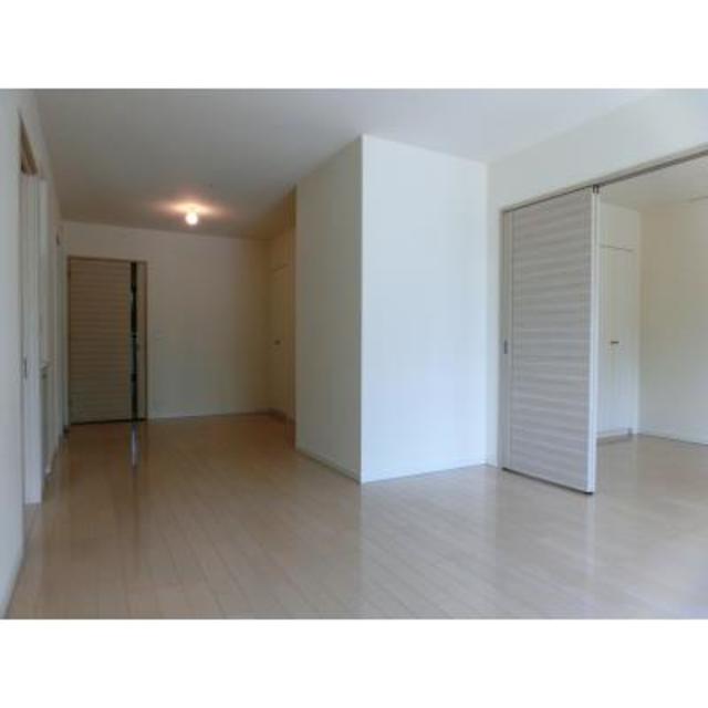 仕切りを広げるとさらに広い空間が広がります。※写真は同タイプ住戸です。