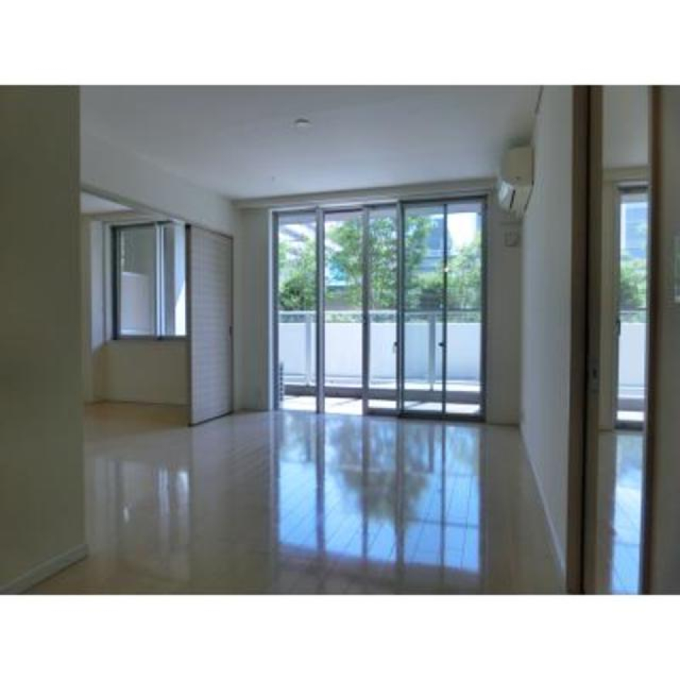 13帖のリビングは広々していていい空間。※写真は同タイプ住戸です。