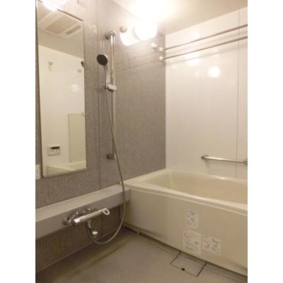 シンプルな浴室は清潔感を感じます。※写真は同タイプ住戸です。