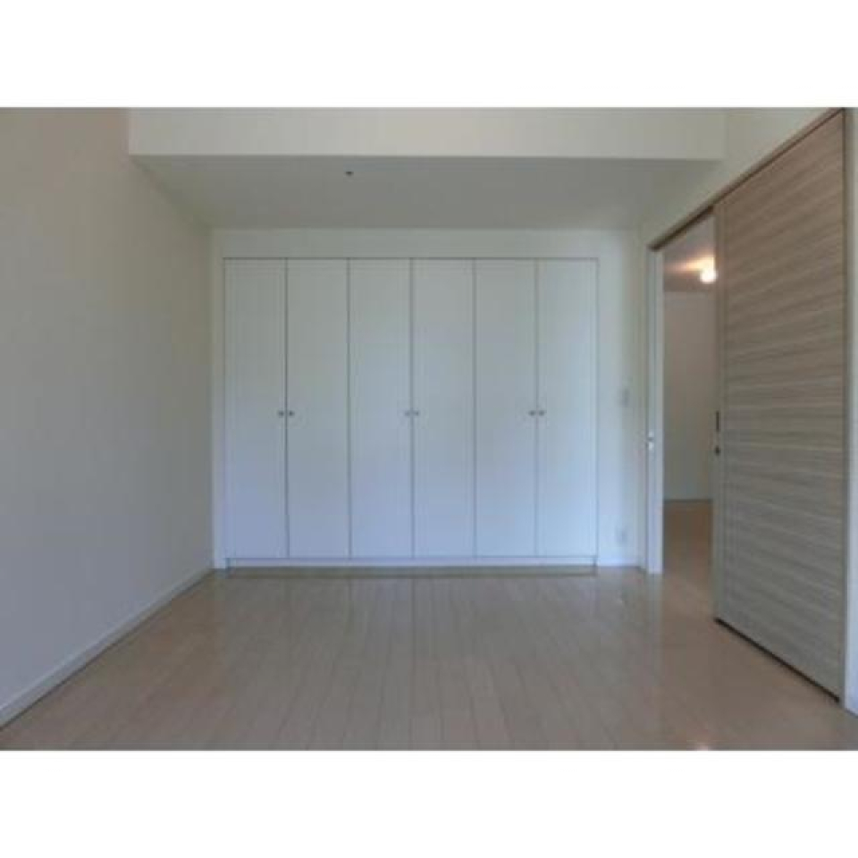 大きなクローゼットも完備で、収納に困ることがありません。※写真は同タイプ住戸です。