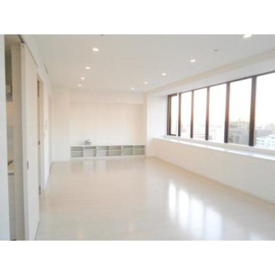 白い部屋なので光が入るとさらに明るく見えますね！※写真は同タイプ住戸です。