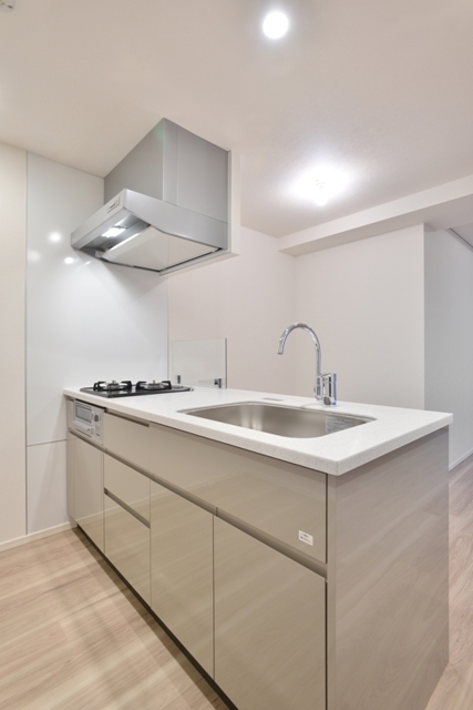 対面式キッチンからリビングを望むことができます。※写真は同タイプ住戸です。