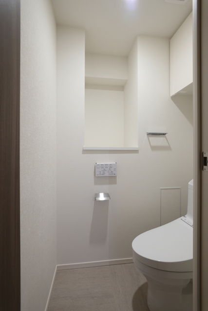 小さな棚もあるお手洗いです。※写真は同タイプ住戸です。