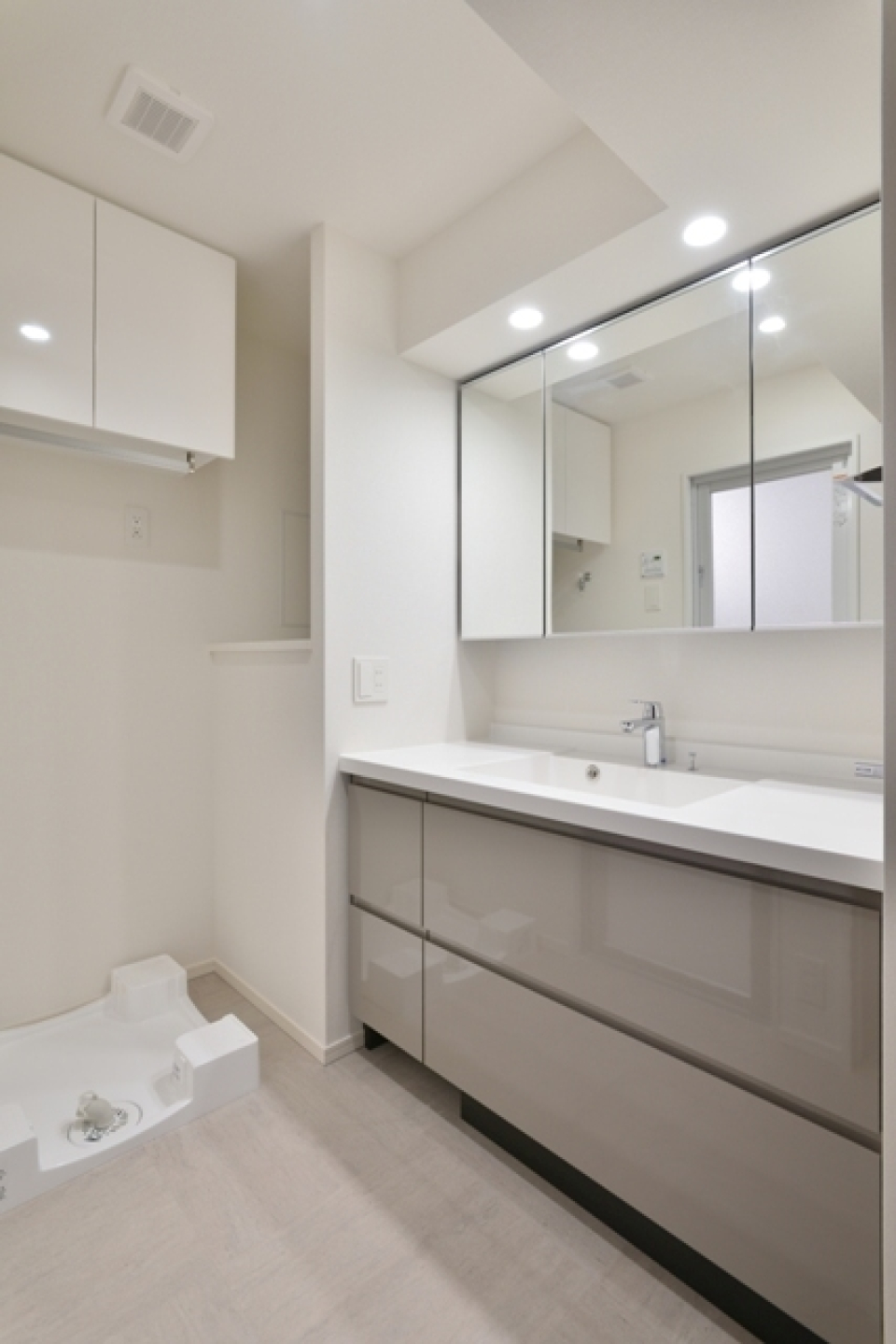 使い勝手の良い3面鏡です。※写真は同タイプ住戸です。