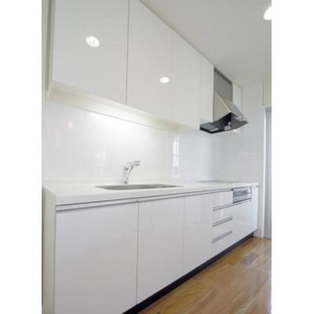 クリーンなイメージのあるキッチン。※写真は同タイプ住戸です。