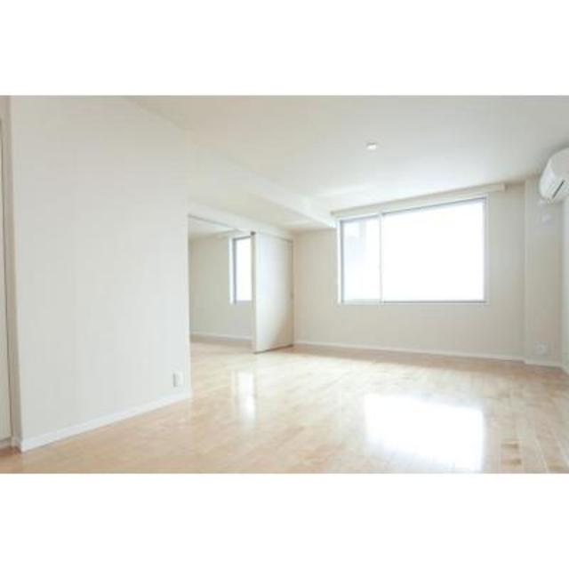 反射も見えてしまうほどのピカピカのフロア。
※写真は同タイプ住戸です。