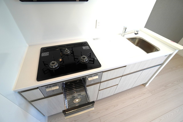 ３口のシステムキッチンは料理がはかどりそう！※写真は同タイプ住戸です。