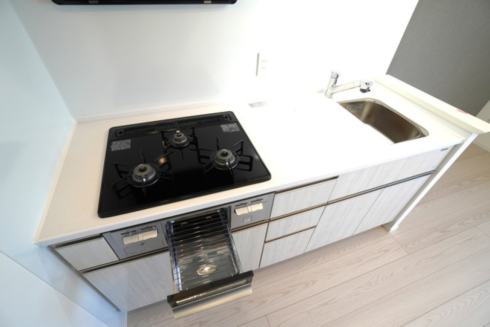 ３口のシステムキッチンは料理がはかどりそう！※写真は同タイプ住戸です。